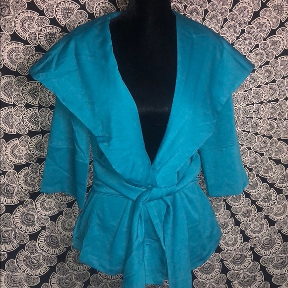 🆕 Jade Jacket with Hood - Picture 3 of 17